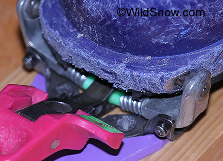 Toe unit is nearly identical to today's Dynafit and many other brand's tech ski touring binding models. Toe unit is nearly identical to today's Dynafit and many other brand's tech ski touring binding models.