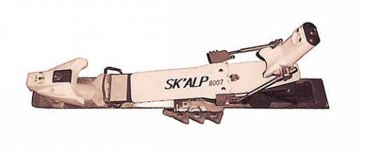 Skialp (Petzl) binding with crampon. Skialp (Petzl) binding with crampon.