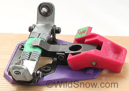 toe-detail Toe unit is nearly identical to today's Dynafit models. Main difference is that the wings could be taken apart by removing threaded fasteners (current ones are riveted).