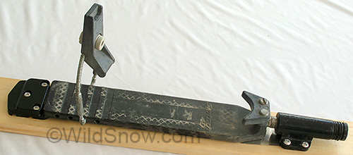 Above binding is shown without touring adapter, in downhill alpine mode. Above binding is shown without touring adapter, in downhill alpine mode.