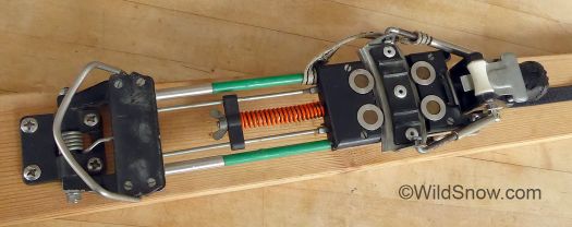 Wing nut and spring adjusts the side release tension, no numbers, at least that's honest. Wing nut and spring adjusts the side release tension, no numbers, at least that's honest.