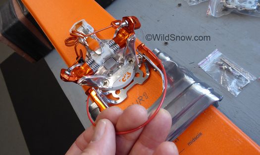 A tug on the red cable lifts the hooks and the crampon comes off super easy. A tug on the red cable lifts the hooks and the crampon comes off super easy.