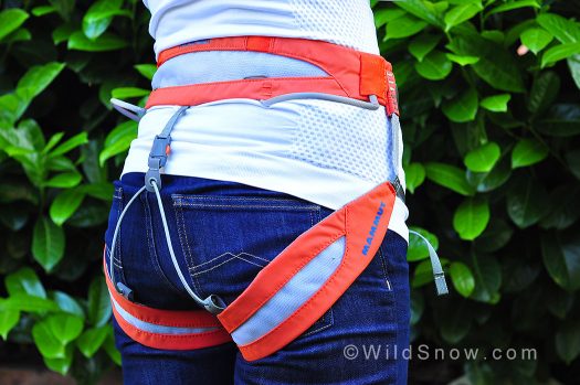 Back/side view. The harness has a gear loop on each side and is compatible for up to four ice screw carabiners. Back/side view. The harness has a gear loop on each side and is compatible for up to four ice screw carabiners.