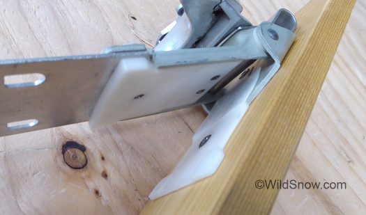 What appear to be HDPE anti friction plates exist both in the usual spot under boot toe, but also where the binding folds together and obviously would be prone to icing. What appear to be HDPE anti friction plates exist both in the usual spot under boot toe, but also where the binding folds together and obviously would be prone to icing.