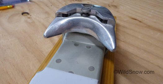 Toe unit is a basic alpine style cup with excellent height adjustment, designed to be low profile so the binding could pivot in walk mode without the toe unit hitting the ski too soon. Toe unit is a basic alpine style cup with excellent height adjustment, designed to be low profile so the binding could pivot in walk mode without the toe unit hitting the ski too soon.