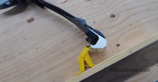 The binding has an odd pivot that allows the toe unit to pass through a vertical 'wishbone' frame, battling the inherent limitation of including an alpine-like toe that would normally impede forward pivoting of the bindings. Quite smart. The binding has an odd pivot that allows the toe unit to pass through a vertical 'wishbone' frame, battling the inherent limitation of including an alpine-like toe that would normally impede forward pivoting of the bindings. Quite smart.