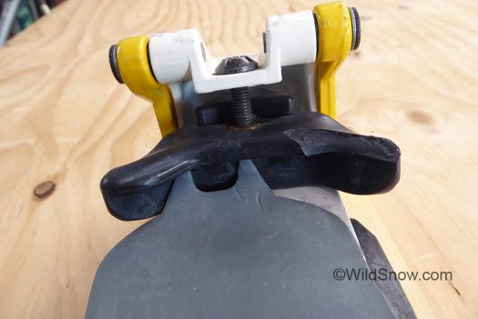 Looking forward at the toe unit. Note the pivot configuration and the lengthy height adjustment screw. Looking forward at the toe unit. Note the pivot configuration and the lengthy height adjustment screw.
