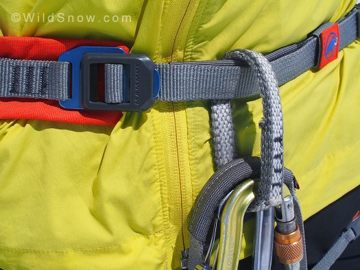 The lower plate (blue) on the buckle is aluminum and the upper plate (gray) is plastic coated steel. The lower plate (blue) on the buckle is aluminum and the upper plate (gray) is plastic coated steel.