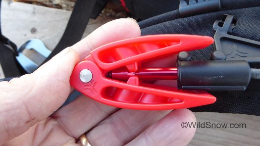 Handle folds, small nibs fold above rim as pictured, to prevent accidental release. Handle folds, small nibs fold above rim as pictured, to prevent accidental release.