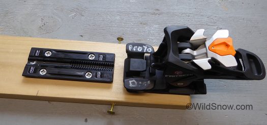Keeping the parts together, slide the heel unit onto the mounting plate, from the rear. Keeping the parts together, slide the heel unit onto the mounting plate, from the rear.