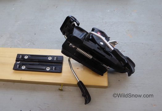 First, we'll remove the brake. Step one is to slide the heel unit backwards off the mount plate. First, we'll remove the brake. Step one is to slide the heel unit backwards off the mount plate.