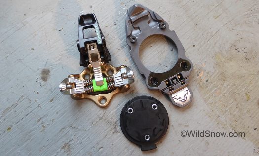 After the toe unit is demounted, turntable easily comes out. After the toe unit is demounted, turntable easily comes out.
