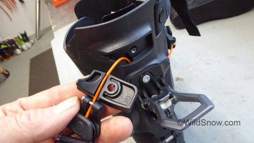 Cable runs over guide grooves in the plastic boot parts. Cable runs over guide grooves in the plastic boot parts.