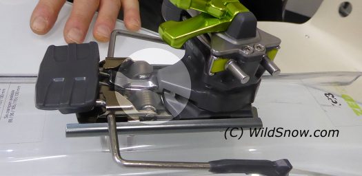 Rotating portion of binding base presses against metal nib to lock brake for touring.