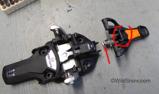 Off comes the toe lever, metal tab indicated by arrow is how the lever interacts with the main binding parts. Off comes the toe lever, metal tab indicated by arrow is how the lever interacts with the main binding parts.