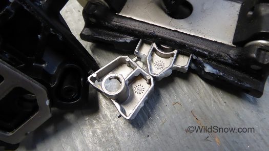 This is the series of linkage cams that ties the toe carriage to the release spring and piston. This is the series of linkage cams that ties the toe carriage to the release spring and piston.