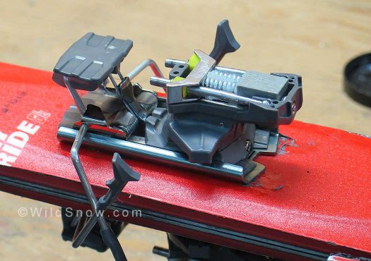 With top plate removed, upper part is similar to other classic tech bindings. With top plate removed, upper part is similar to other classic tech bindings.