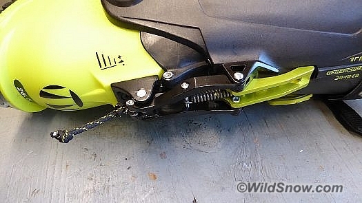 External lean lock has an interesting two-part anchoring configuration. Upper actually functions similar to the Dynafit Ultra Lock. External lean lock has an interesting two-part anchoring configuration. Upper lock actually functions similar to the Dynafit Ultra Lock.
