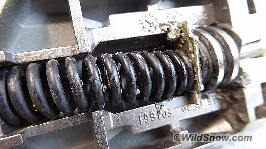 Viewed from underneath, this ski flex compensation system is said to absorb 640 Nm torque, using that stored energy to launch you from turn to turn. Viewed from underneath, this ski flex compensation system is said to absorb 640 Nm torque, using that stored energy to launch you from turn to turn.