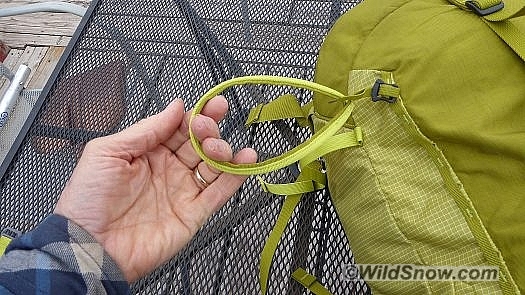 This is the ski tails loop for diagonal carry, and this is what makes this a ski pack. This is the ski tails loop for diagonal carry, and this is what makes this a ski pack.