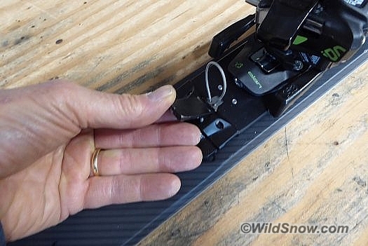 To begin the folding or unfolding process, all you do is pull up on this latch, which frees up the binding plate to rotate in or out of a number of slot catches. To begin the folding or unfolding process, all you do is pull up on this latch, which frees up the binding plate to rotate in or out of a number of slot catches.