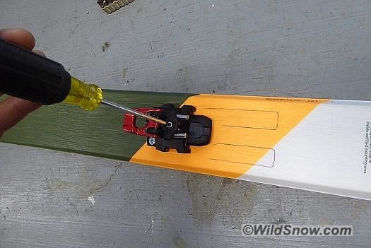 Adjusting retention with T20 driver, the boot length adjustment is pozi. Boot length range appears to be 15 mm. Adjusting retention with T20 driver, the boot length adjustment is pozi. Boot length range appears to be 15 mm.