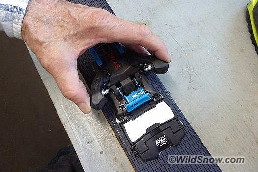 Begin by squeezing the toe wings together, which lifts the blue plastic tab you'll need to get your fingers under. Begin by squeezing the toe wings together, which lifts the blue plastic tab you'll need to get your fingers under.