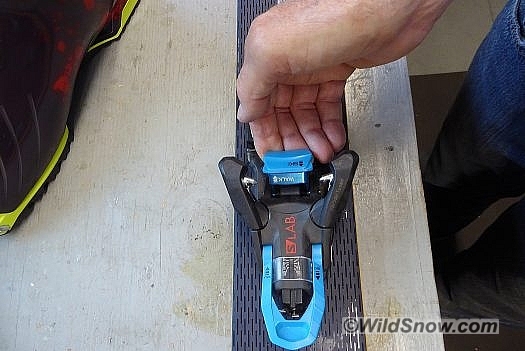 Snap up the blue plastic block, doing final stowage of tech pins and converting the toe to a normal "toe wing" alpine binding. Snap up the blue plastic block, doing final stowage of tech pins and converting the toe to a normal "toe wing" alpine binding.