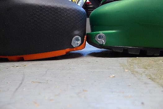 Vulcan (R) has a bit more rocker at the toe, with tech fittings a few mm higher. Vulcan (R) has a bit more rocker at the toe, with tech fittings a few mm higher.