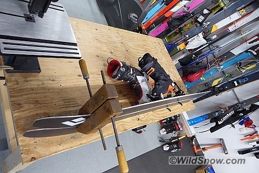 Comparison rig for ski touring boots and bindings. Comparison rig for ski touring boots and bindings.