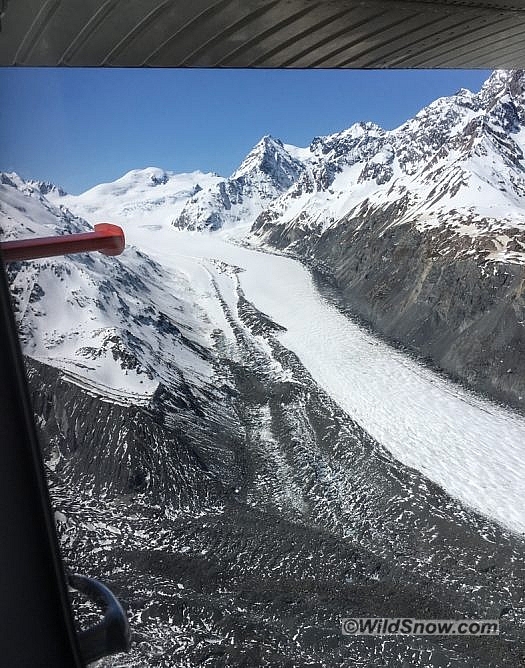 Looking down on the long Tasman glacier from the air is quite a bit nicer than slogging up or down it. Looking down on the long Tasman glacier from the air is quite a bit nicer than slogging up or down it.