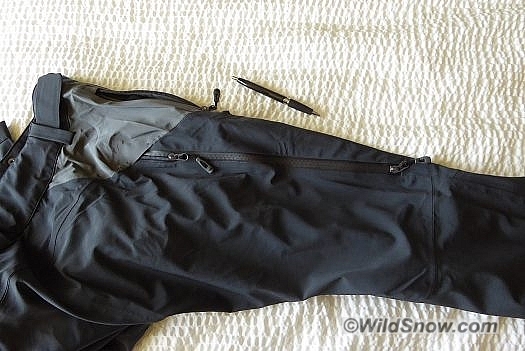 P1060493 Big thigh vents on the sides, double zipper.