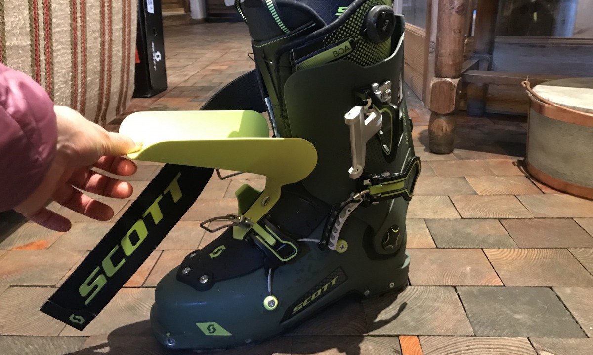 The cabrio-hybrid construction combines typical overlap with three piece cabrio, including a auto-locking tongue for stiff and progressive performance.