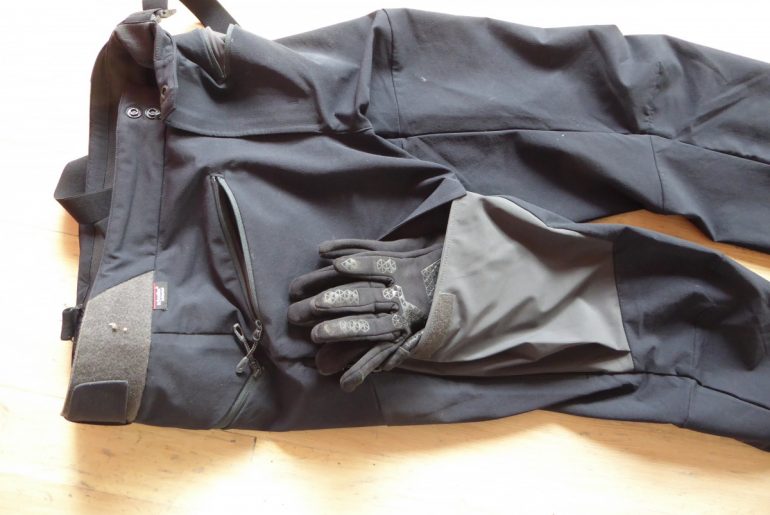 Mammut Base Jump, thigh pocket.