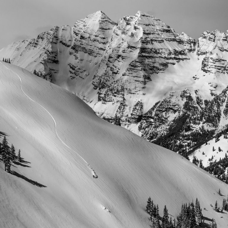 Die gleichen Regeln für die Landschaftsfotografie gelten für ein Skifoto vom Typ Landschaft. Sie sollten eine höhere Blende verwenden, um die Schärfe im gesamten Bild zu ermöglichen. Für dieses Bild habe ich die Felsen direkt unter dem Skifahrer manuell vorfokussiert, meine Komposition erstellt und darauf geachtet, dass die Kamera nicht bewegt wird, wenn der Skifahrer das Gesicht hinuntersteigt. Kamera: Canon 7dmkii w/ 70-200f2.8 bei 1/1000, f9, ISO 320 bei 85mm Skifahrer: Andrew Benaquista