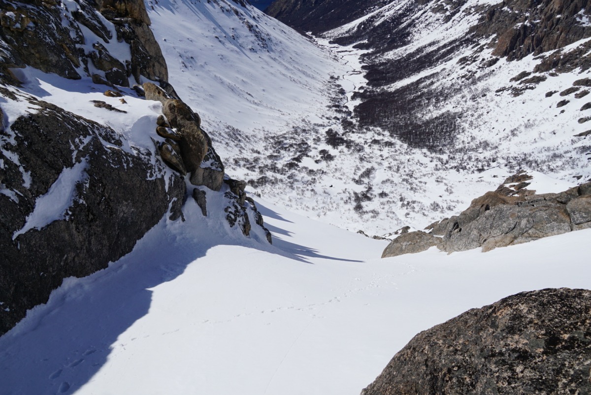 Looking down from the top of another untracked chute. Time to close the superflow mode.