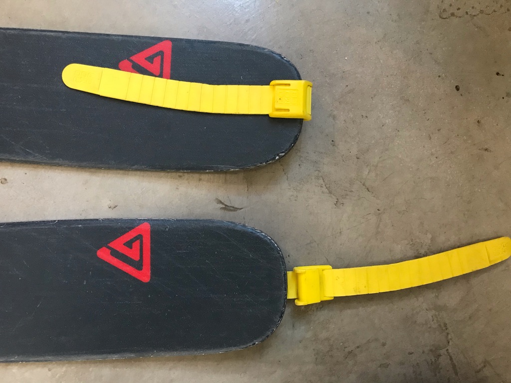 Adjustable tail clips are easy to secure, flick off, and adjust. Replacement clips come in the box.