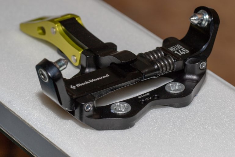 Close up view of this minimalist toe piece featuring the monolink technology. A fixed arm on one side and a single spring on the other.