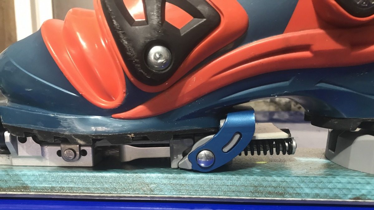 With the cam rotated down, and disengaged, the coil springs cause the Claw to latch onto the 2nd heel of the boot for ski mode. The tension of the coil spring against the claw keeps the boot attached to the binding; the leaf springs provide the "activity" of the binding. 