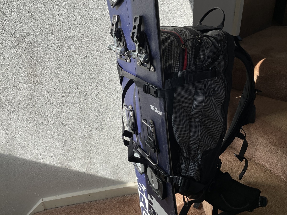I am single-plank biased, but I often carry my splitboard in ski mode uphill as it is lower profile. Sometimes it’s nice to have a board carry option. Osprey kept all options on the table.