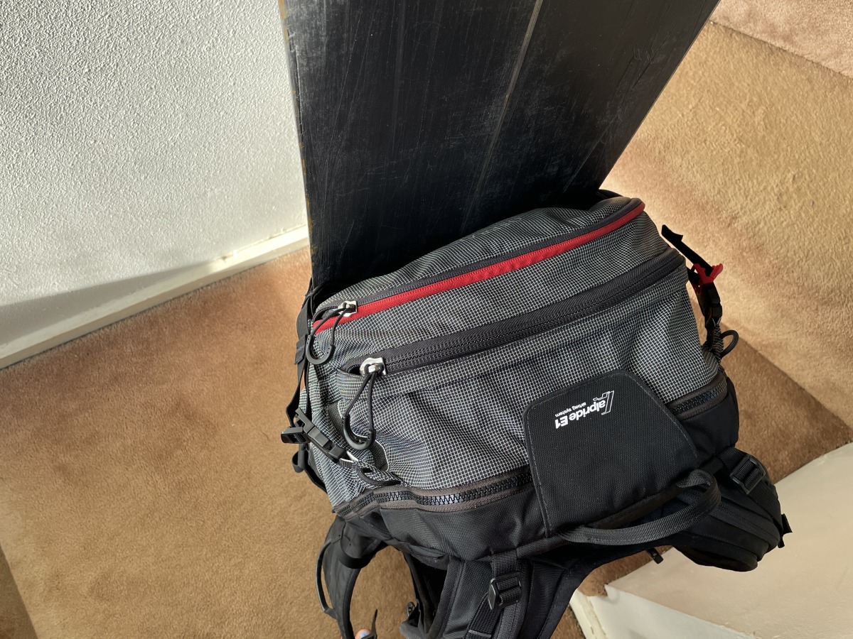 The side ski carry/compression straps do a great job at not interfering with the airbag, while also still remaining functional.