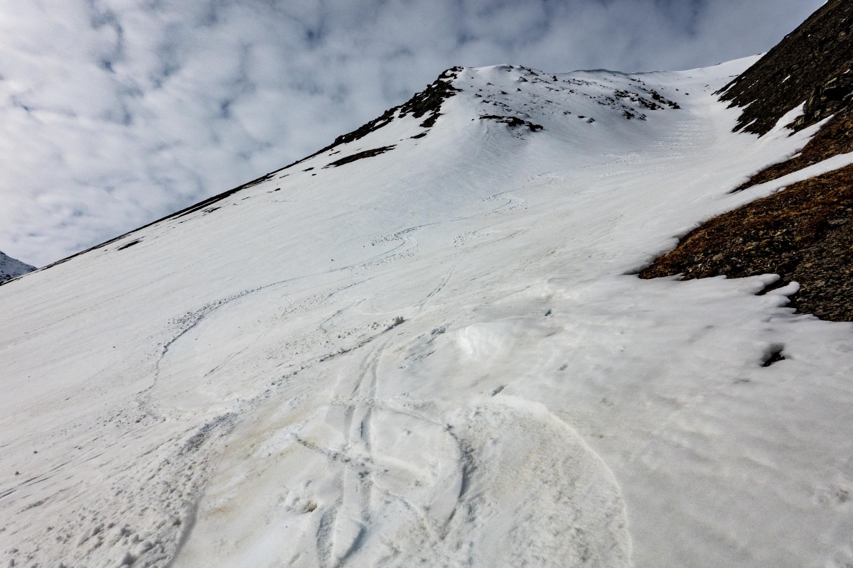 The top of this run was pow, the bottom was corn...it look short on the approach, but ended up being 2000 ft from snow line to the ridge...