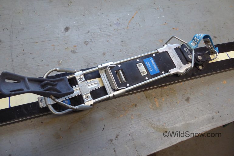 Release and retention works as several other offerings of the era. The carrier plates sits on a central hook-stud that mates with a socket in the plate, while the binding front interfaces with a plastic roller.