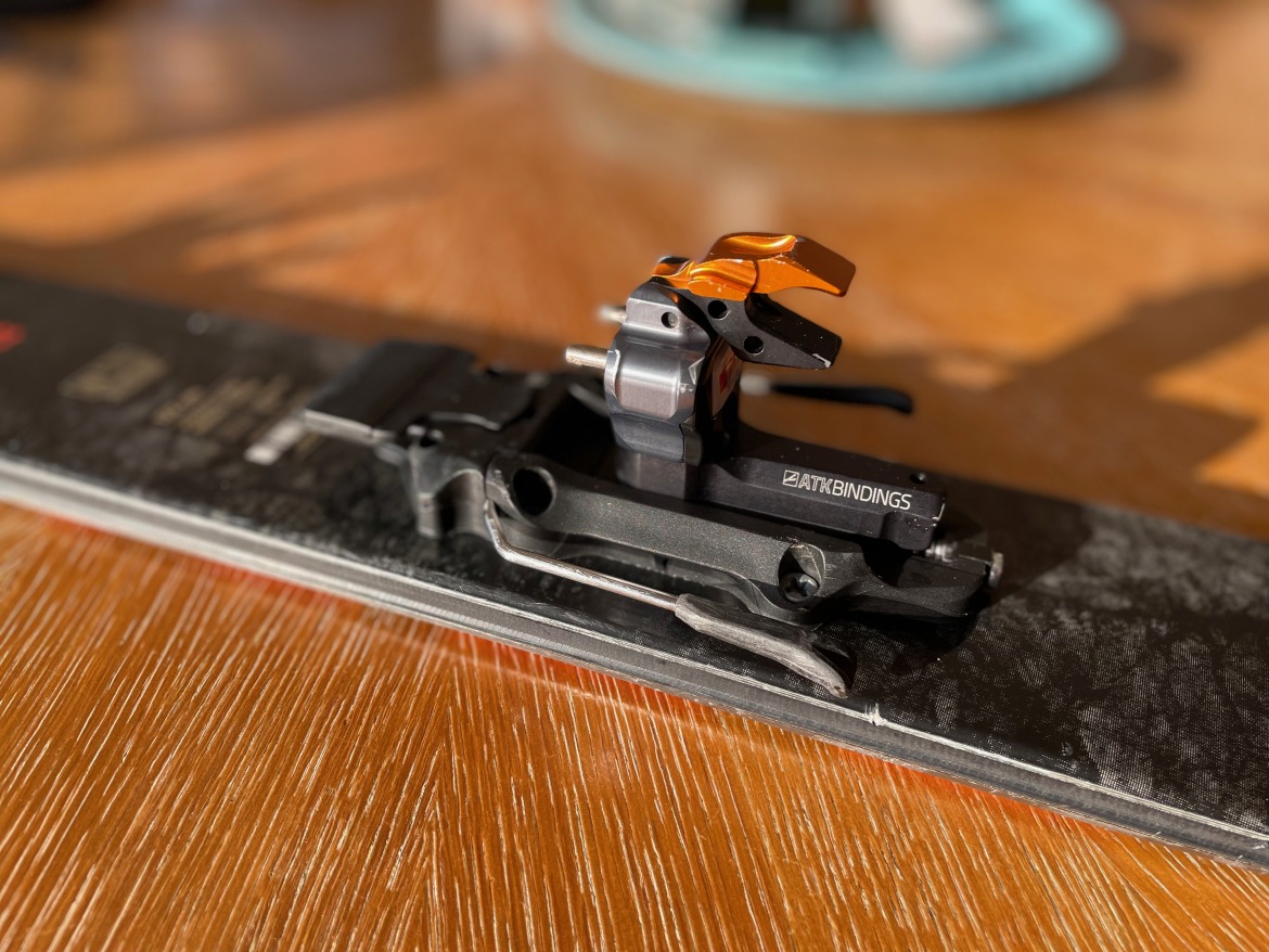 Short ski burlier binding.