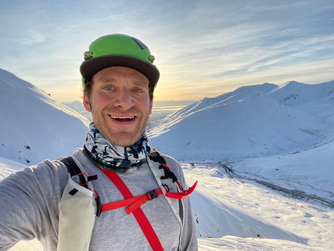 Alex Lee bermain ski solo. 