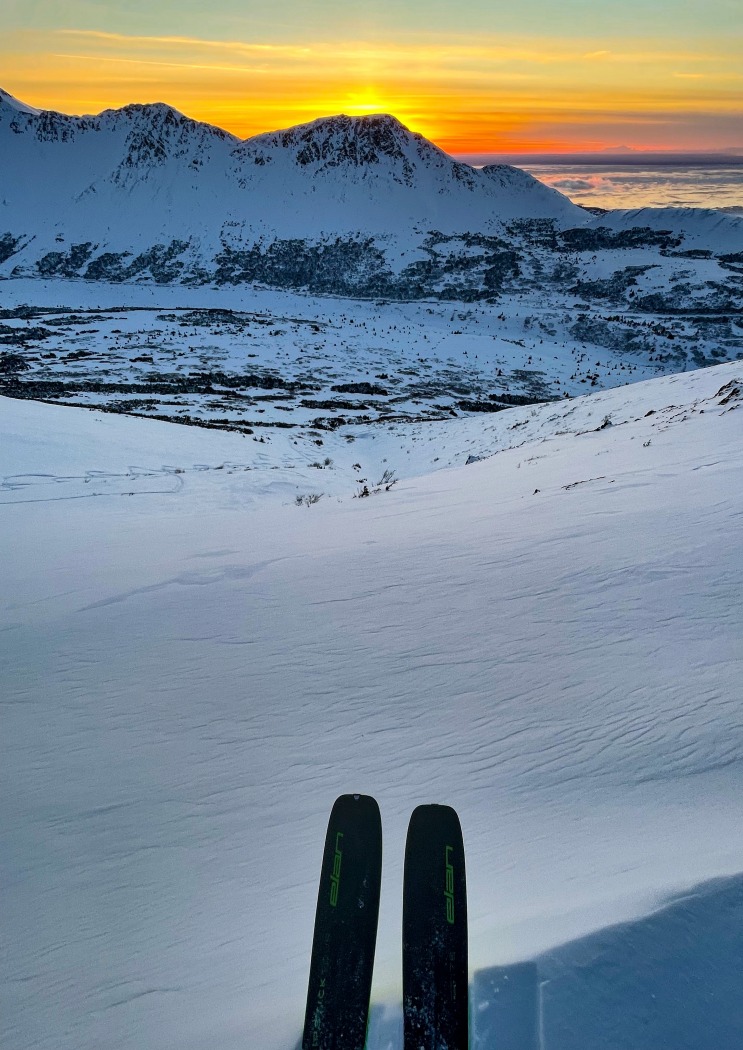 Alex Lee bermain ski solo di atas Anchorage. 