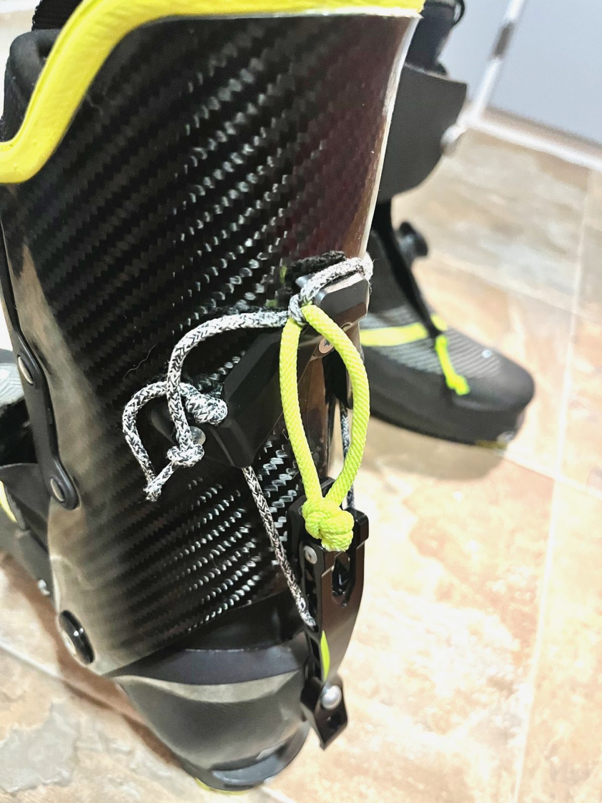 Mode ski/berjalan dalam mode ski dan siap untuk turun. 