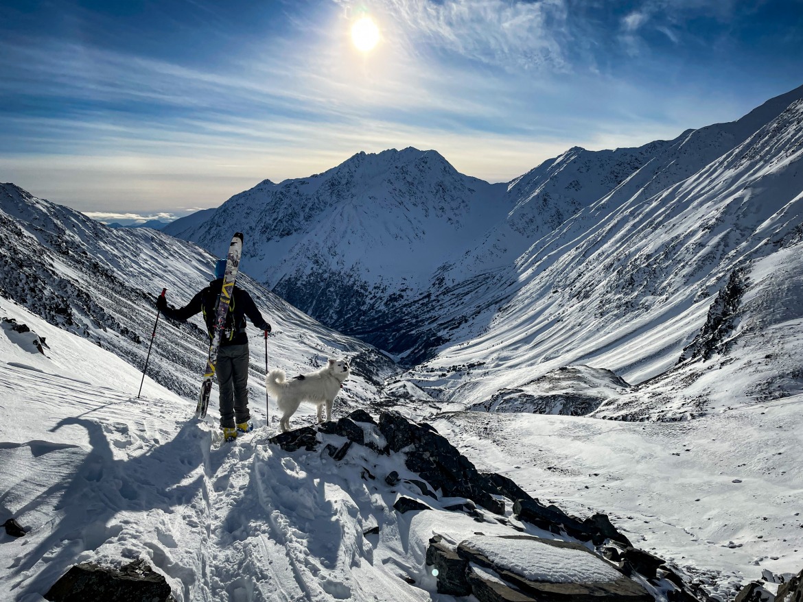 Cyrus tidak melanggar jejak: Crow Pass. 