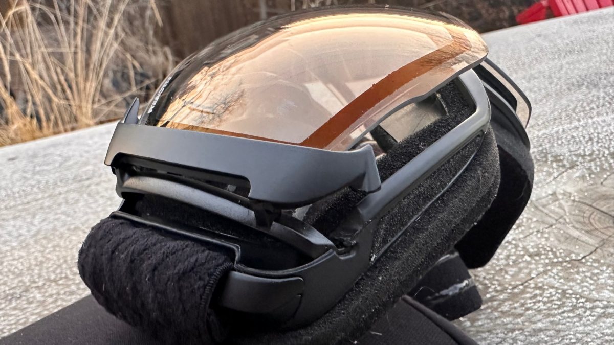 Engsel terbuka di Julbo Aerospace.