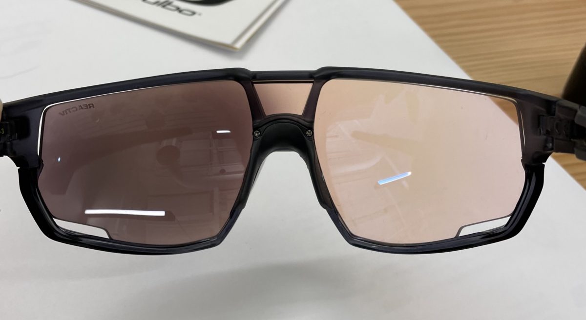 The Reactiv 1-3 High Contrast lens: left side fixed in full sun , with the left fixed in a dark scenario. Photo: Julbo.